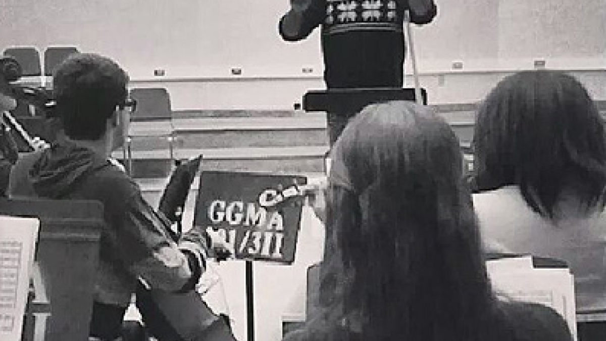 Patrick Harris conducting a music class