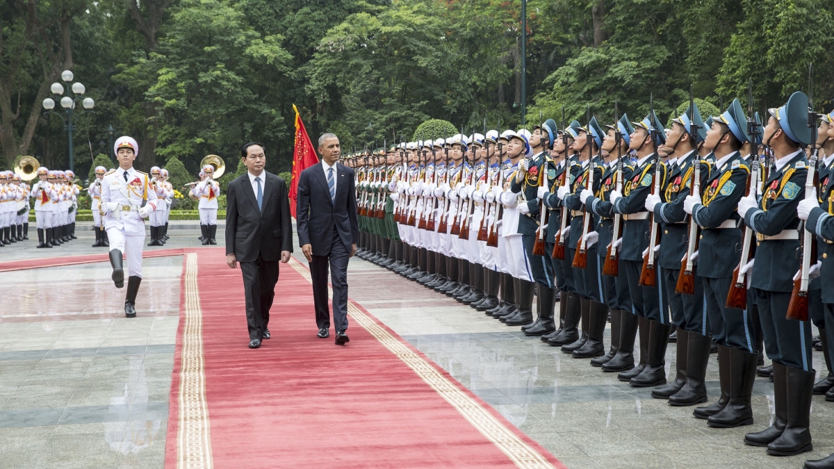 US President Barack Obama and Vietnamese President Tran Dai Quang at a welcoming ceremony