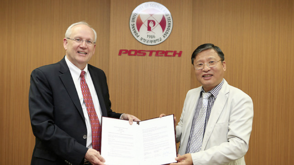 Raymond DuBois (left) and Jong Moon Park with POSTECH-ASU agreement.