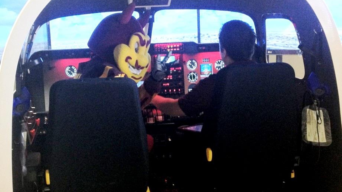 ASU&#039;s Sparky learns about flight simulation
