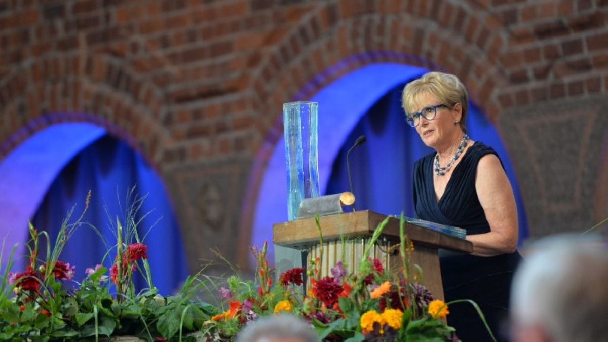 ASU Professor Emeritus Patricia Gober helps present Stockholm Water Prize.