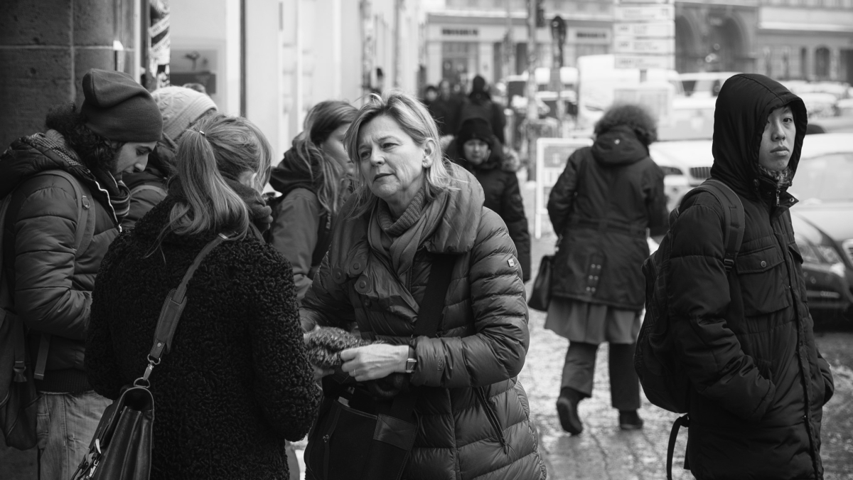 women talking on city street - Photo by Sascha Kohlmann