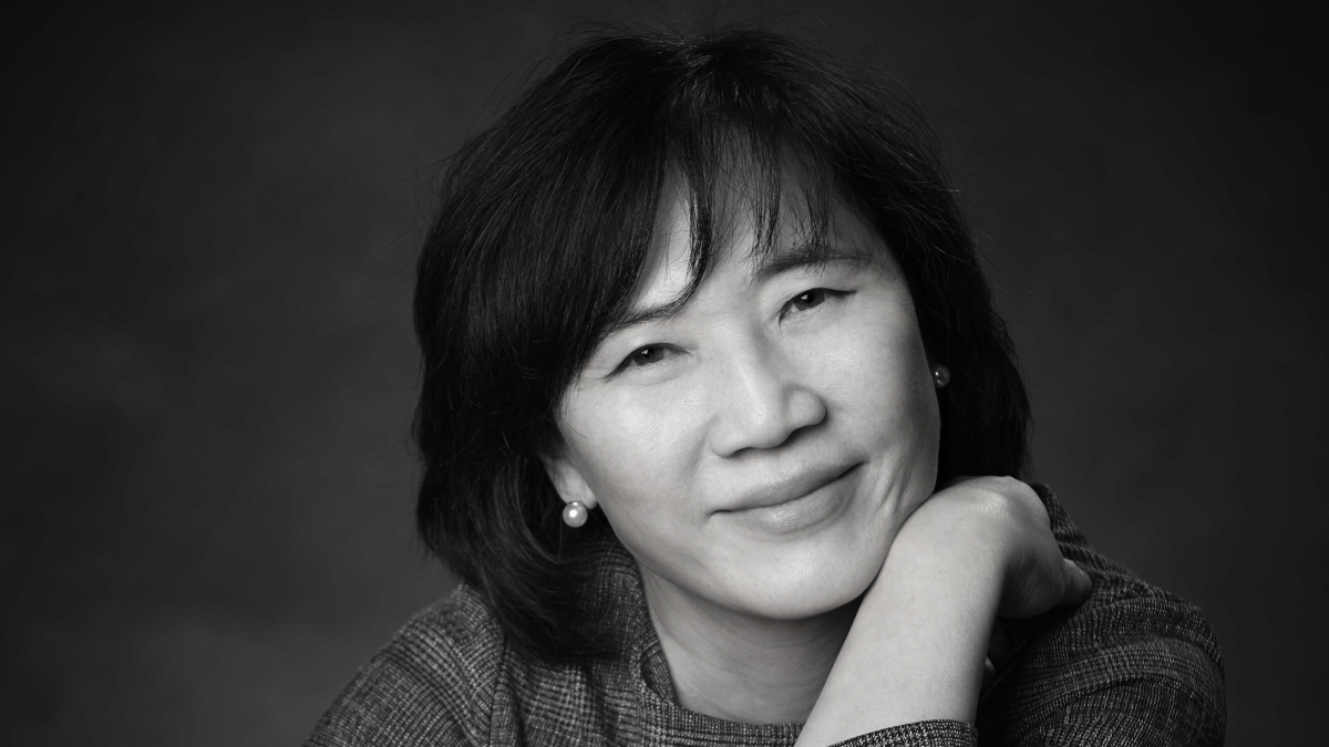 Black-and-white portrait of Yale psychologist Woo-kyoung Ahn.