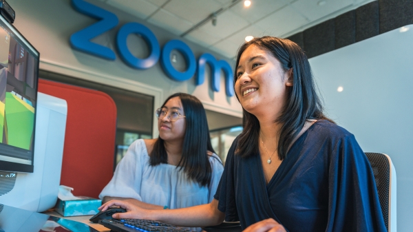 Two ASU students using a computer at the Zoom Innovation Lab.