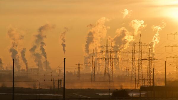 power plant exhuming smoke into the air 