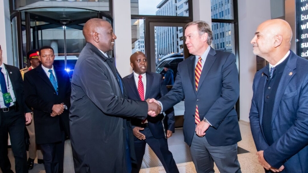 ASU President Michael Crow and Thunderbird Director General and Dean Sanjeev Khagram welcome His Excellency William Ruto, President of Kenya.