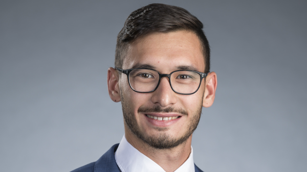 Portrait of Luca Moldova, a 2022 Master of Global Management graduate from Thunderbird School of Global Management at Arizona State University.