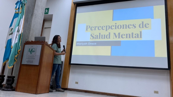 photo of Dreza giving presentation at Universidad del Valle