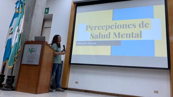 photo of Dreza giving presentation at Universidad del Valle