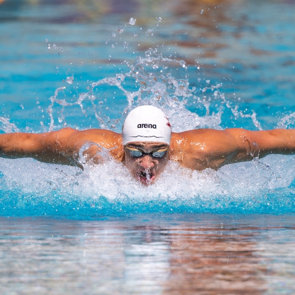 ASU swimmer Ilya Kharun swimming in a pool.