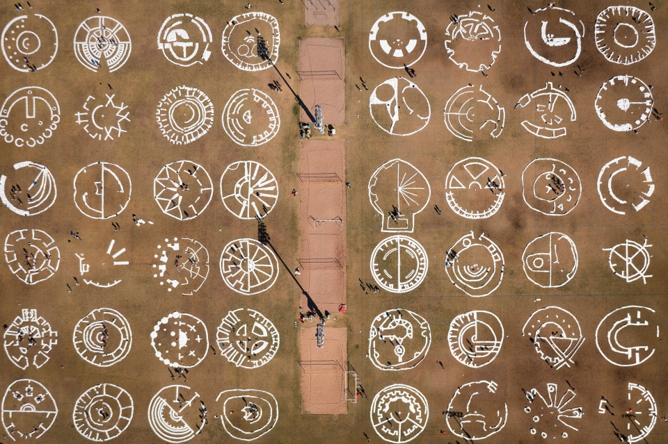 建筑学生在田野上制作的圆形图像鸟瞰图。