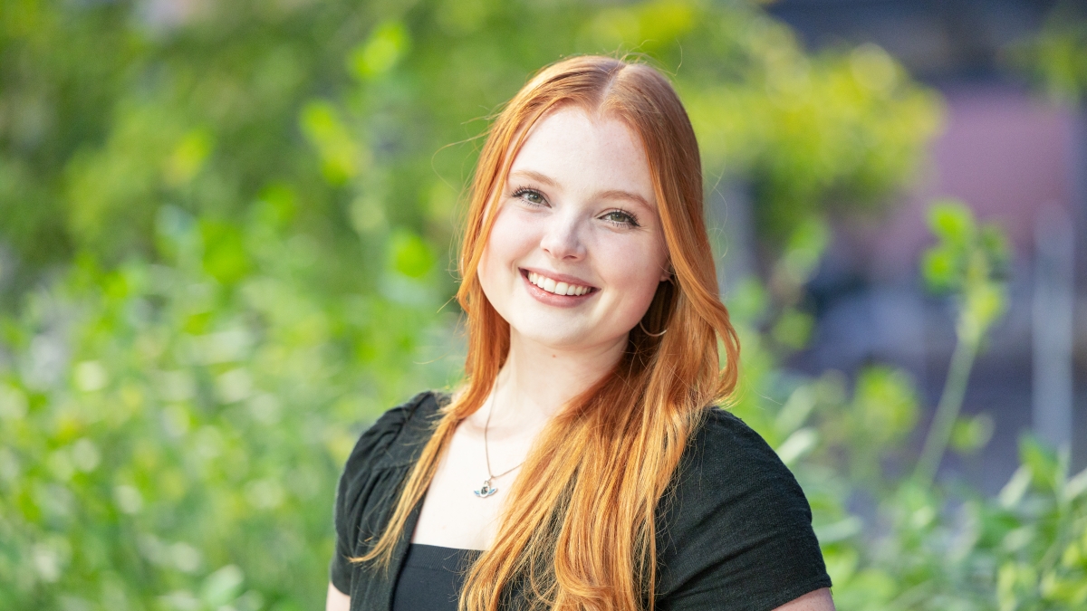 Lindsey wearing a black shirt outside